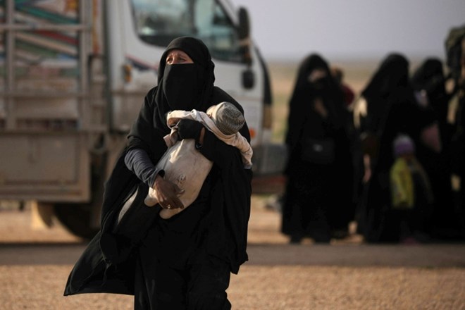Predvsem ženske in otroci zapuščajo še zadnje območje pod nadzorom islamske države.