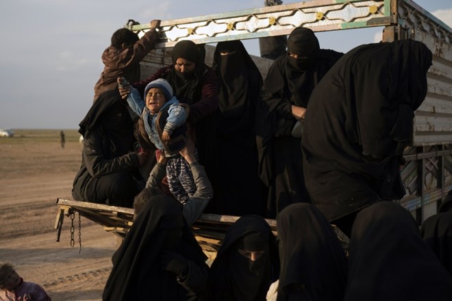 Predvsem ženske in otroci zapuščajo še zadnje območje pod nadzorom islamske države.