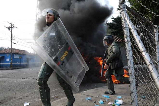 #foto Na meji med Kolumbijo in Venezuelo napeto, prva pomoč prispela v Venezuelo