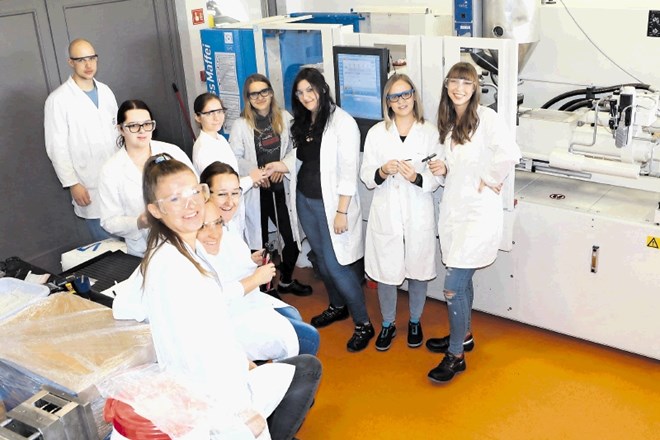 Študentje Fakultete za tehnologijo polimerov pri laboratorijskih vajah v predelovalnem laboratoriju FTPO, v okviru katerih so...