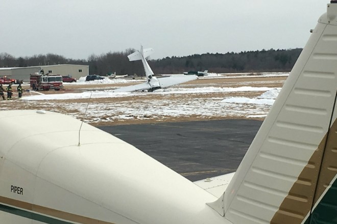 V zvezni državi Massachusetts se je zrušilo manjše letalo, pri čemer sta umrli dve osebi.