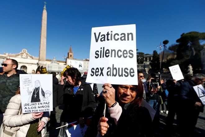Papež napoveduje konec prikrivanja zlorab, žrtve razočarane, ker še ni konkretnih ukrepov