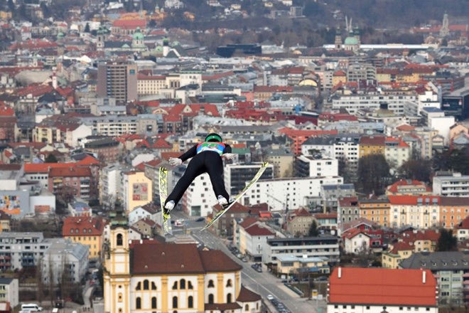 Peter Prevc nad Innsbruckom.