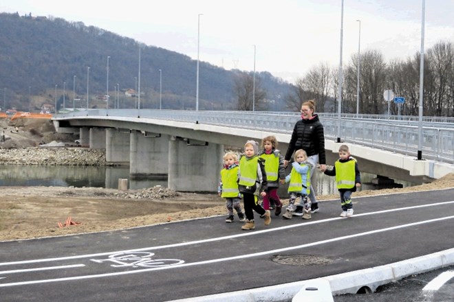 Skoraj 300 metrov dolg most v Krškem so gradili dve leti. Je eden daljših mostov na slovenskih glavnih in regionalnih...