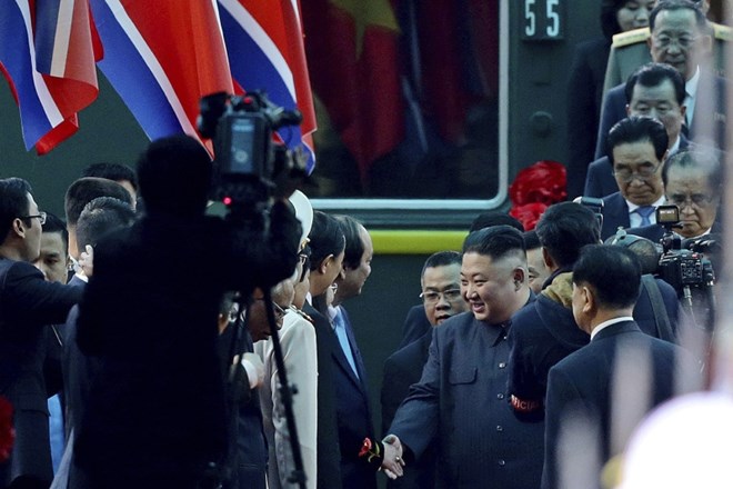 Severnokorejski voditelj Kim Jong Un ob prihodu na kitajsko-vietnamsko mejo v vietnamskem mestu Dong Dang. Pot do Hanoja je...