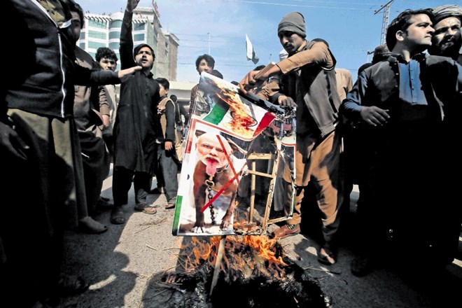 Protestniki v Pakistanu zažigajo slike indijskega premierja Modija.