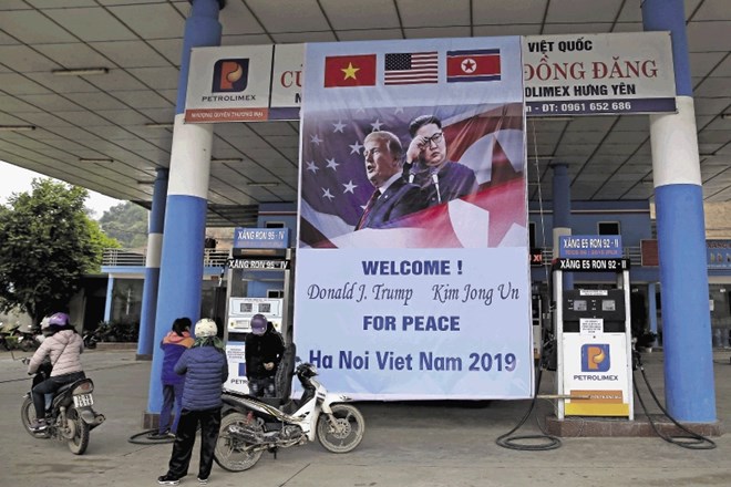V Vietnamu so zelo ponosni na to, da so gostitelji vrha Kim-Trump. Po Hanoju so razobesili plakate s slikama obeh voditeljev...