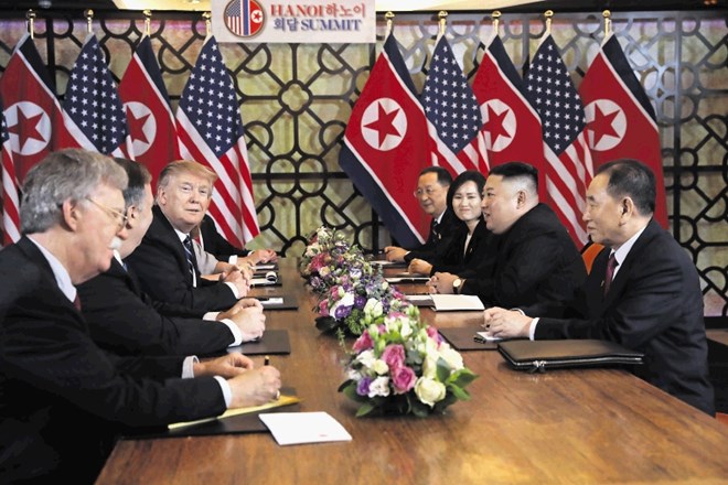 Začetek današnjih jutranjih pogovorov delegacij ZDA in Severne Koreje v Hanoju je bil videti še sproščen…