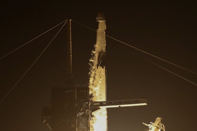 #video #foto SpaceX v vesolje uspešno izstrelil poskusno plovilo z lutko