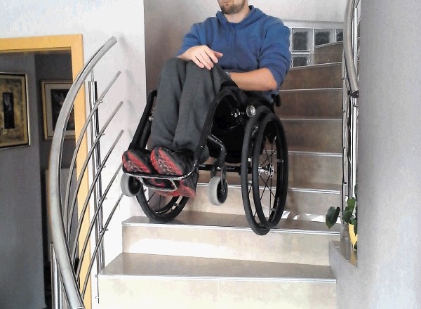 Rešitev podjetja Dezziv: z invalidskim vozičkom po stopnicah brez pomoči