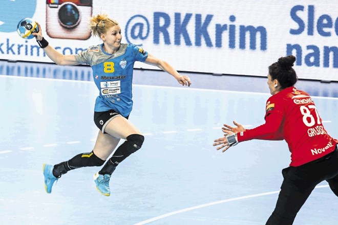 Tamara Mavsar (z žogo) je k prvi Krimovi zmagi v drugem delu lige prvakov prispevala štiri gole.