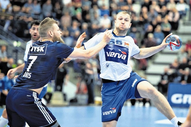 Slovenec Žiga Mlakar (z žogo) je bil s šestimi goli najzaslužnejši za presenetljivo uvrstitev Wisle v osmino finala.