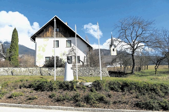 Ribčeva domačija ob Prešernovi rojstni hiši v Vrbi je sedem let po neuspeli prodaji ponovno naprodaj.