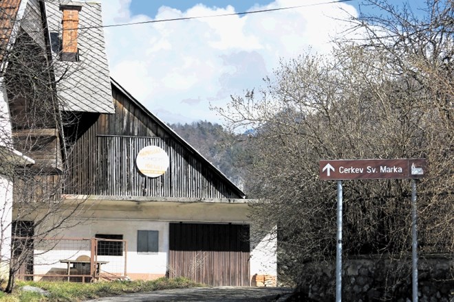 Ribčeva domačija ob Prešernovi rojstni hiši v Vrbi je sedem let po neuspeli prodaji ponovno naprodaj.