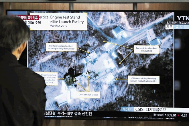 Mimoidoči v Seulu si na televiziji ogleduje posnetek severnokorejskega izstrelišča za rakete dolgega dosega s pojasnili, kjer...