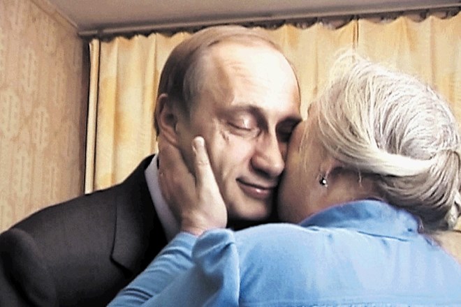 Putinove priče  v režiji Vitalija Manskija je portret ruskega voditelja, ko to še ni bil.
