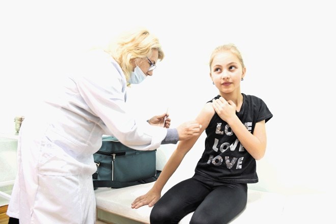 Cepljenje v Ukrajini, kjer so se z ošpicami spopadli tudi s tritedensko kampanjo cepljenja v šolah.