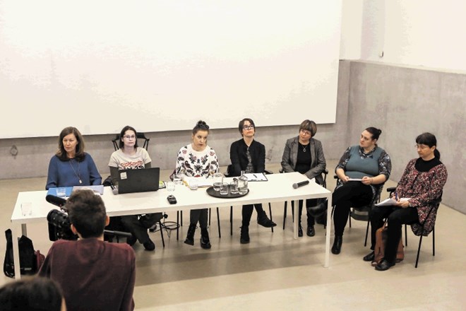 Na okrogli mizi Umetnice na Univerzi v Ljubljani so včeraj v Moderni galeriji spregovorile Nadja Zgonik (levo), moderatorka...