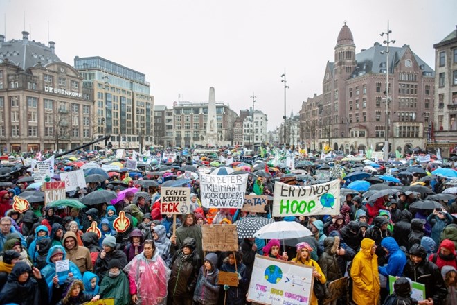 V Amsterdamu več tisoč ljudi na podnebnem shodu 