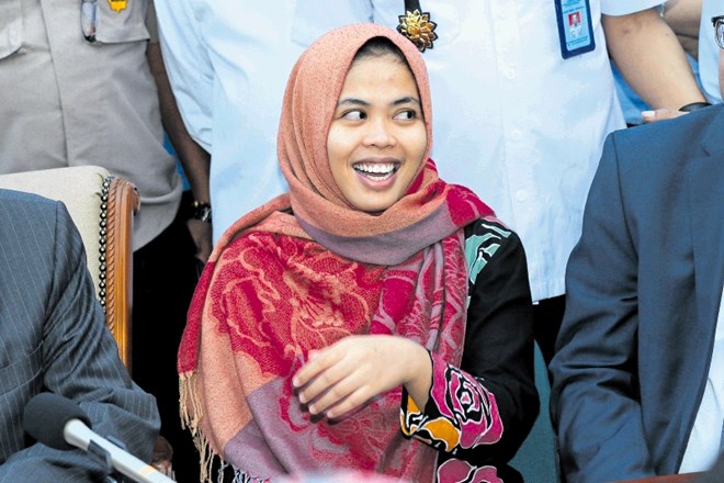 Siti Aisyah se je po umaknjeni obtožnici za  umor Kim Jong Nama, polbrata severnokorejskega voditelja v Kuala Lumpurju,...