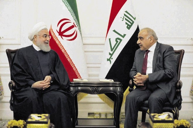 Iraški premier Adel Abdul Mahdi (desno) na današnjih pogovorih z iranskim predsednikom Hasanom Rohanijem v Bagdadu