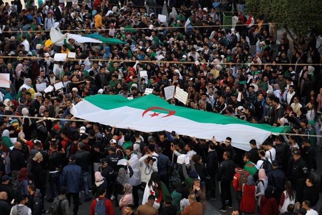Na ulicah Alžira so se danes zbrali številni protestniki, ki nasprotujejo podaljšanju predsedniškega mandata Bouteflike, ki...