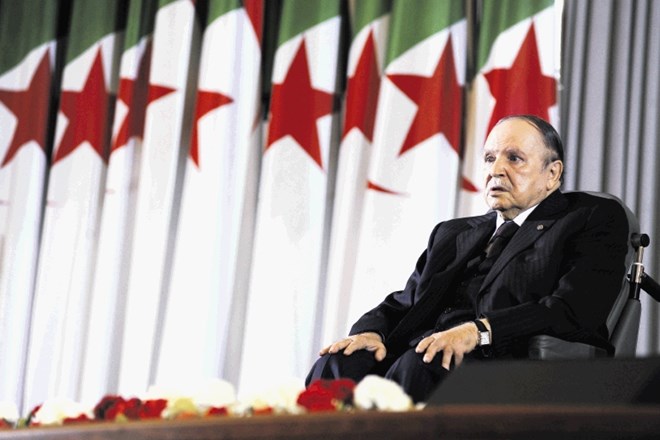 Predsednik Bouteflika na posnetku iz leta 2014 med prisego na četrti mandat. Odtlej so ga zelo redko videli v javnosti in...