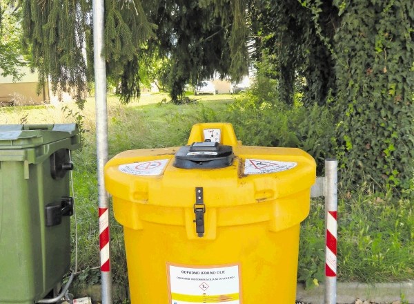 V Brežicah in Krškem so namestili šest uličnih zbiralnikov za olje.