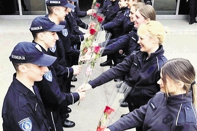 Čestitke so si ob prazniku, ko slavimo ženske pravice, uradno izmenjali tudi zaposleni v srbski policiji. Kot smo opazili na...