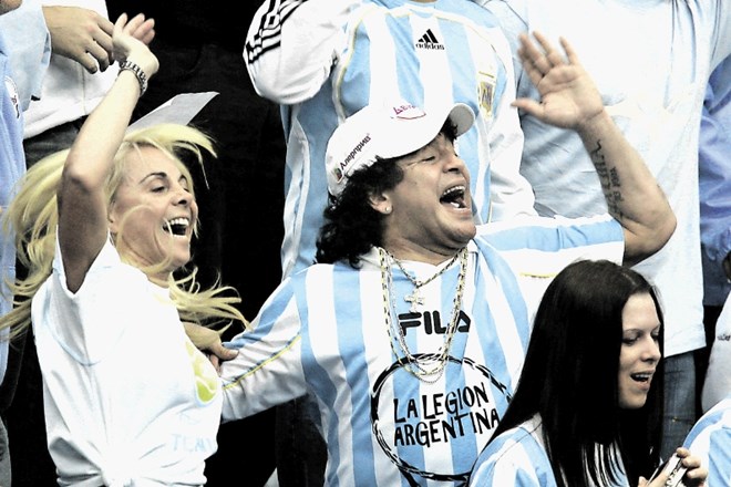 Diego Maradona z bivšo ženo Claudio Villafane (levo)