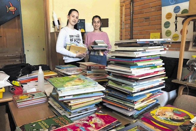 Za zbrane knjige, ki sta jih sedmošolki Sara in Ana prinašali v kabinet, je začelo zmanjkovati prostora.