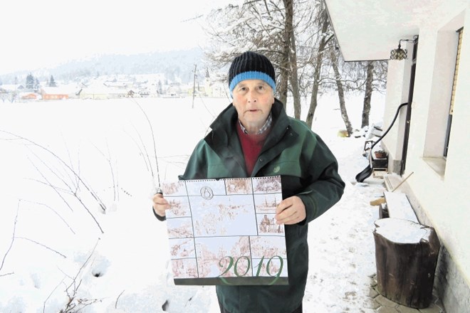 Darko Jerina, predsednik Turističnega društva Rakitna, s koledarjem o rakitniškem jamboru.