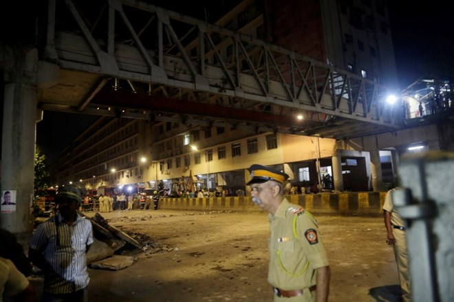#foto V zrušenju nadhoda v Mumbaiju več mrtvih