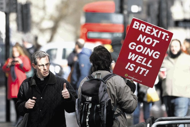 »Brexit: ne gre dobro, kajne?« piše na tabli protestnika v Londonu. Težko se je ne strinjati, kar koli že si kdo misli o...