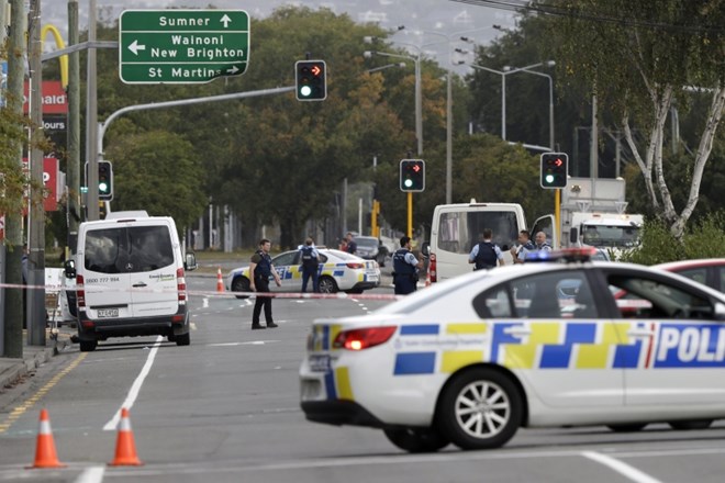 V dveh mošejah v Christchurchu ubitih več ljudi.