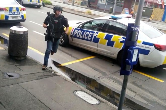 V današnjih strelskih napadih v dveh mošejah v Christchurchu ubitih 49 ljudi.