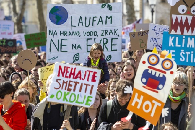 Po ocenah članov gibanja Mladi za podnebno pravičnost se je v Ljubljani na protestu zbralo okrog devet tisoč ljudi.