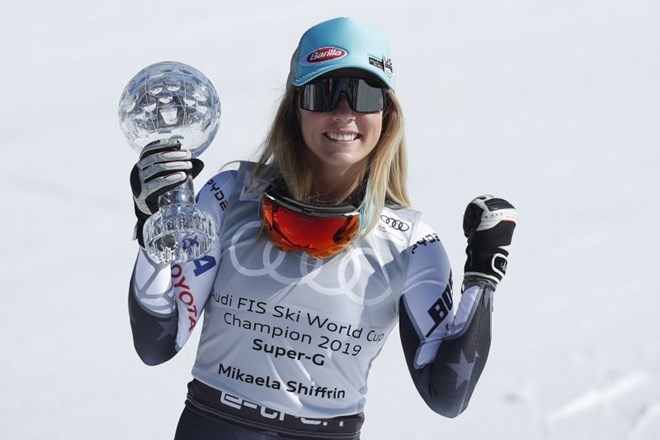 Mikaerla Shiffrin s svojim, že šestim, malim kristalnim globusom za skupni seštevek v slalomu.