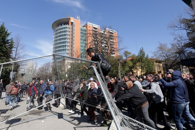#foto Protest albanske opozicije v Tirani se je sprevrgel v nasilje