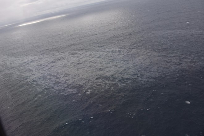 #foto #video Čiščenje oljnih madežev v Atlantiku potopljene ladje otežuje slabo vreme