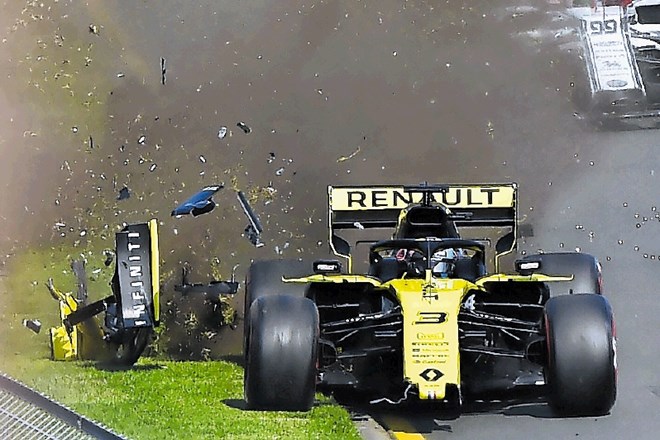 Daniel Ricciardo (Renault) je odstopil že na startu dirke v Melbournu.