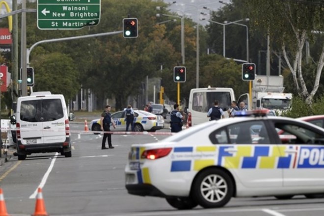 Novozelandske oblasti pa so sporočile, da je med smrtnimi žrtvami in ranjenimi tudi več otrok.