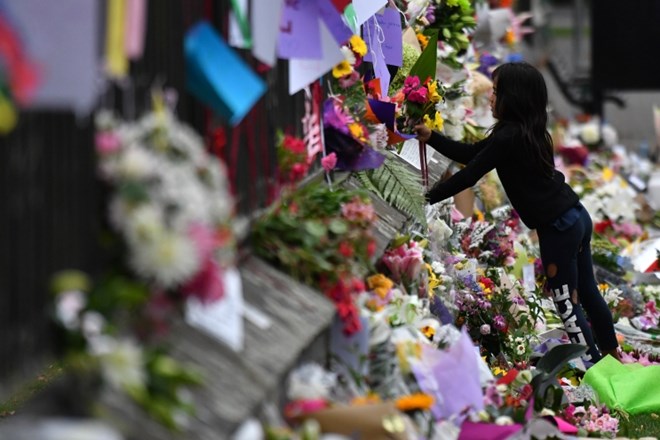 Rože, sveče in sporočila v spomin na žrtve včerajšnjega napada.