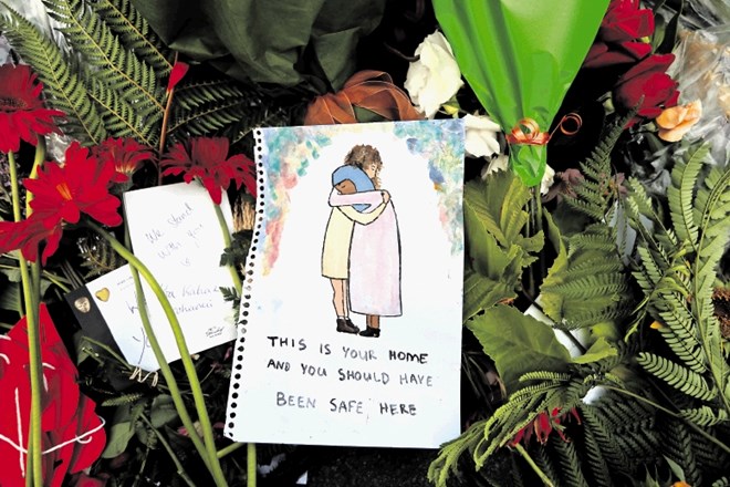 Sporočila ob cvetju v spomin na žrtve petkovega napada na muslimanske vernike v Christchurchu govorijo, da je Nova Zelandija...