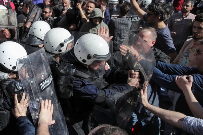 Srbska policija med protesti v Beogradu.
