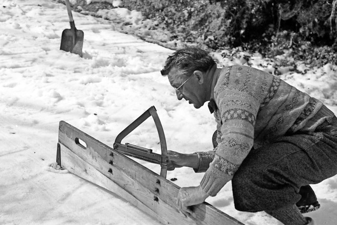 Inženir Stanko Bloudek pri pripravi planiške skakalnice ob Tednu smučarskih poletov med 17. in 24. marcem 1947