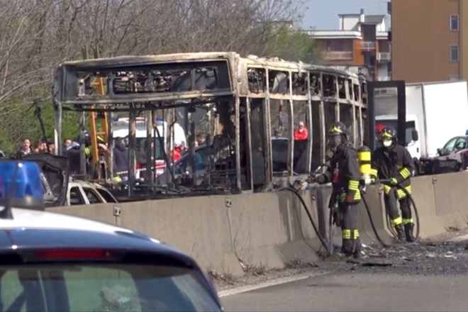 #foto Voznik v Italiji zažgal šolski avtobus z več kot 50 otroki
