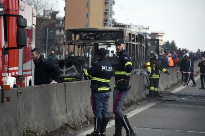 #foto Voznik v Italiji zažgal šolski avtobus z več kot 50 otroki