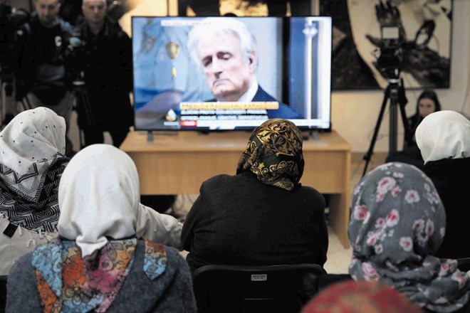 Izrek končne sodbe Radovanu Karadžiću so spremljali tudi v spominskem centru Potočari pri Srebrenici, kraju njegovega...