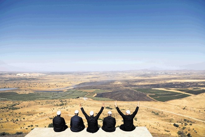 Izraelski druzi med lanskim poletnim  posedanjem na razmejitveni črti Golanske planote s pogledom proti Siriji.